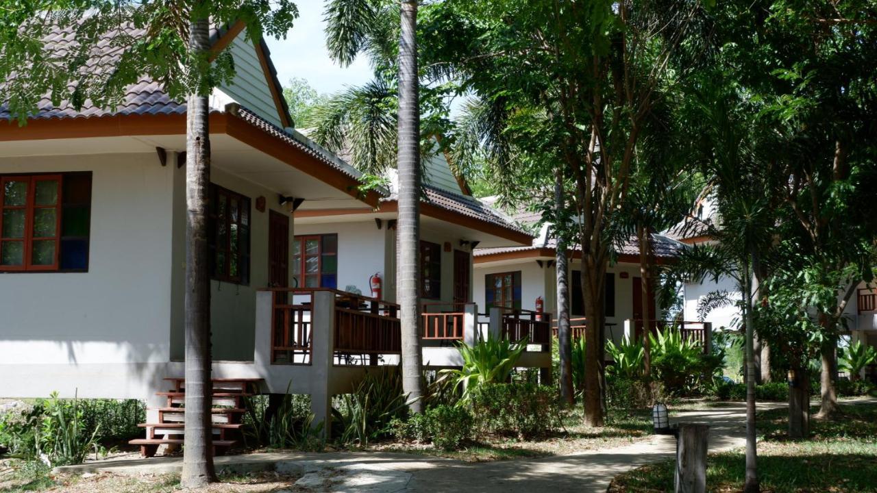 Resort Railumpoo Nakhon Sawan Exteriör bild