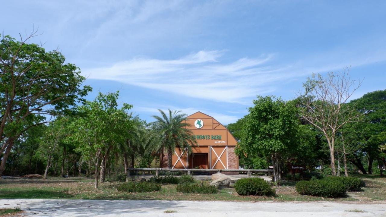 Resort Railumpoo Nakhon Sawan Exteriör bild