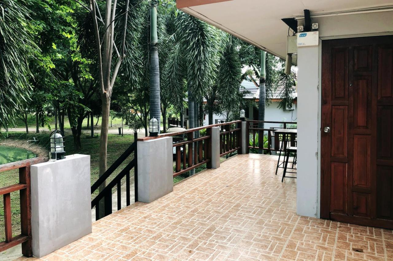 Resort Railumpoo Nakhon Sawan Exteriör bild